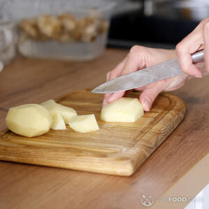 нарезает картофель