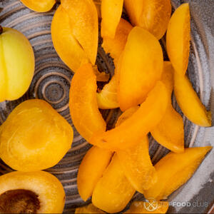 нарезать абрикосы на дольки