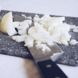 нарезает лук