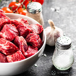 Режем мясо и солим его