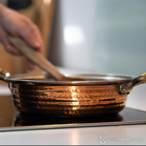 согреть абрикосовый соус