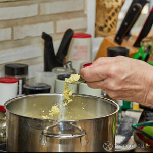 добавить бульонный порошок