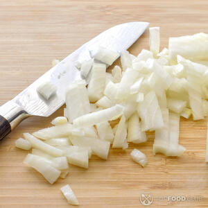 Высыпаем лук