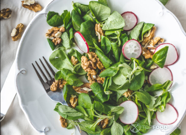 2023-05-27-a6rw13-lambs-lettuce-salad-with-walnuts-and-radish-2021-10-21-04-31-38-utc