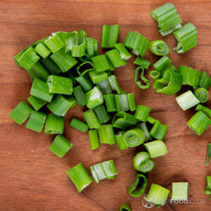 нарезанный зеленый лук
