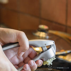 давит чеснок