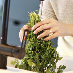 моет петрушку