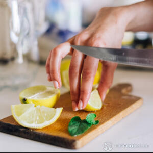 нарезать лимон