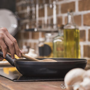 перемешивает