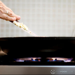 добавить чеснок