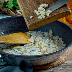 обжарить лук с чесноком
