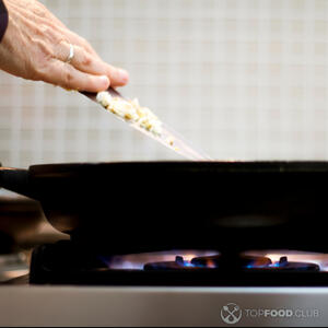 добавить чеснок