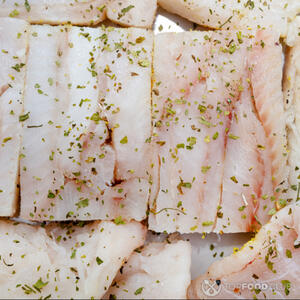 уложить на дно кастрюли