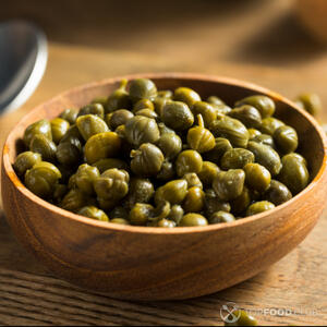 положить каперсы