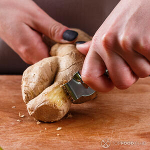 Чистим имбирь