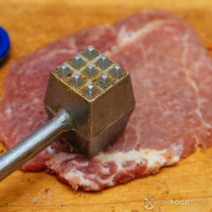 Отбиваем мясо