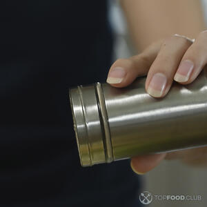 добавляет соль