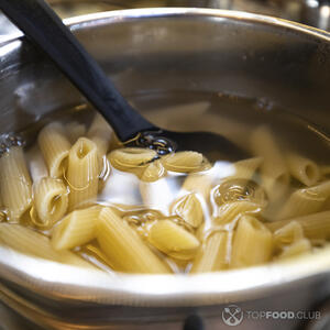 варит пасту