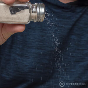 добавляет соль