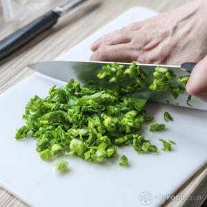 нарезает лук