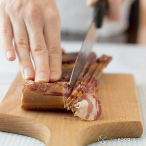 Нарезаем бекон