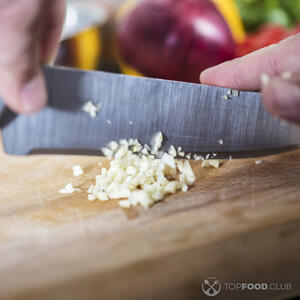 нарезает чеснок