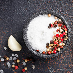 Добавляем соль и перец