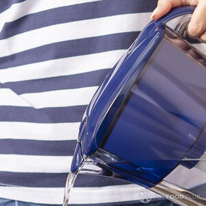 наливает воду