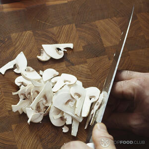 нарезает шампиньоны