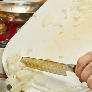 Высыпаем лук