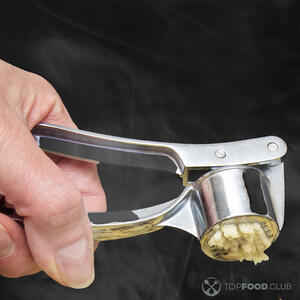 давит чеснок