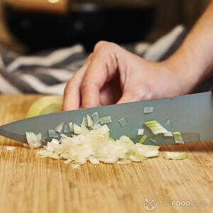 нарезает лук