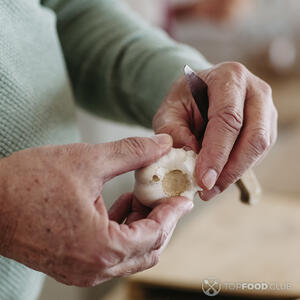 чистит чеснок