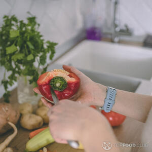 чистит перец