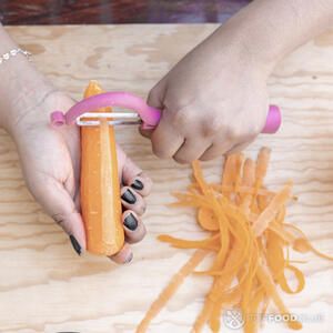 чистит морковь