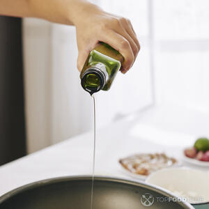 наливает масло