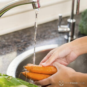 моет морковь