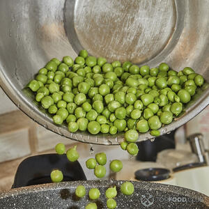 добавляет горох