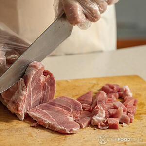 нарезает свинину