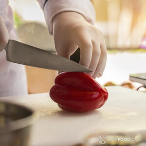 нарезает перец