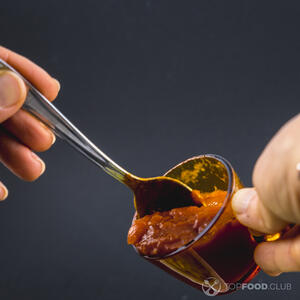 добавляет соус