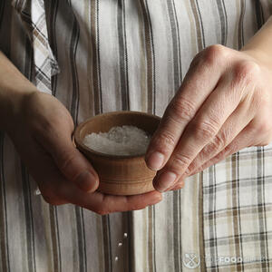 добавляет соль