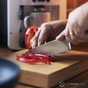 нарезает перец