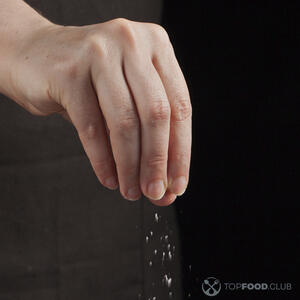 добавляет соль