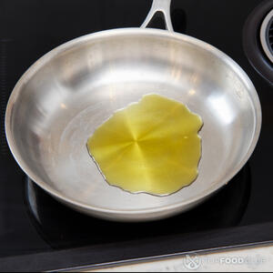 сковорода с маслом