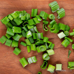 нарезанный зеленый лук