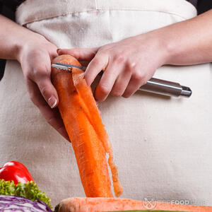 Чистим морковь