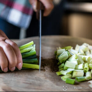 нарезать зеленый лук