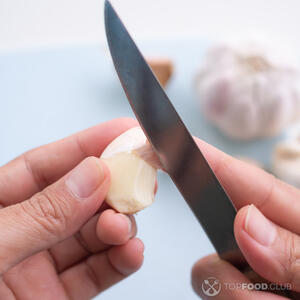 Чистим чеснок