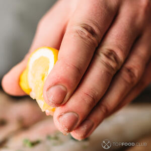 Сбрызгиваем лимоном